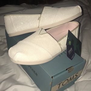 TOMS IVORY GLITTER ✨ slip on shoes!!